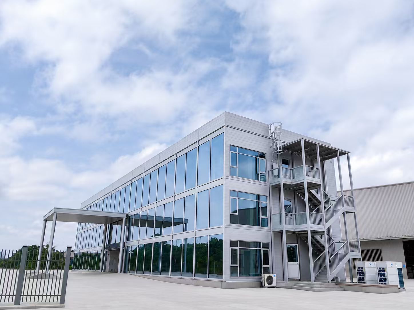 Commercial modular building for office and retail use